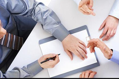 被告因原告伪造借条盗用公章，法院终审驳回原告诉求